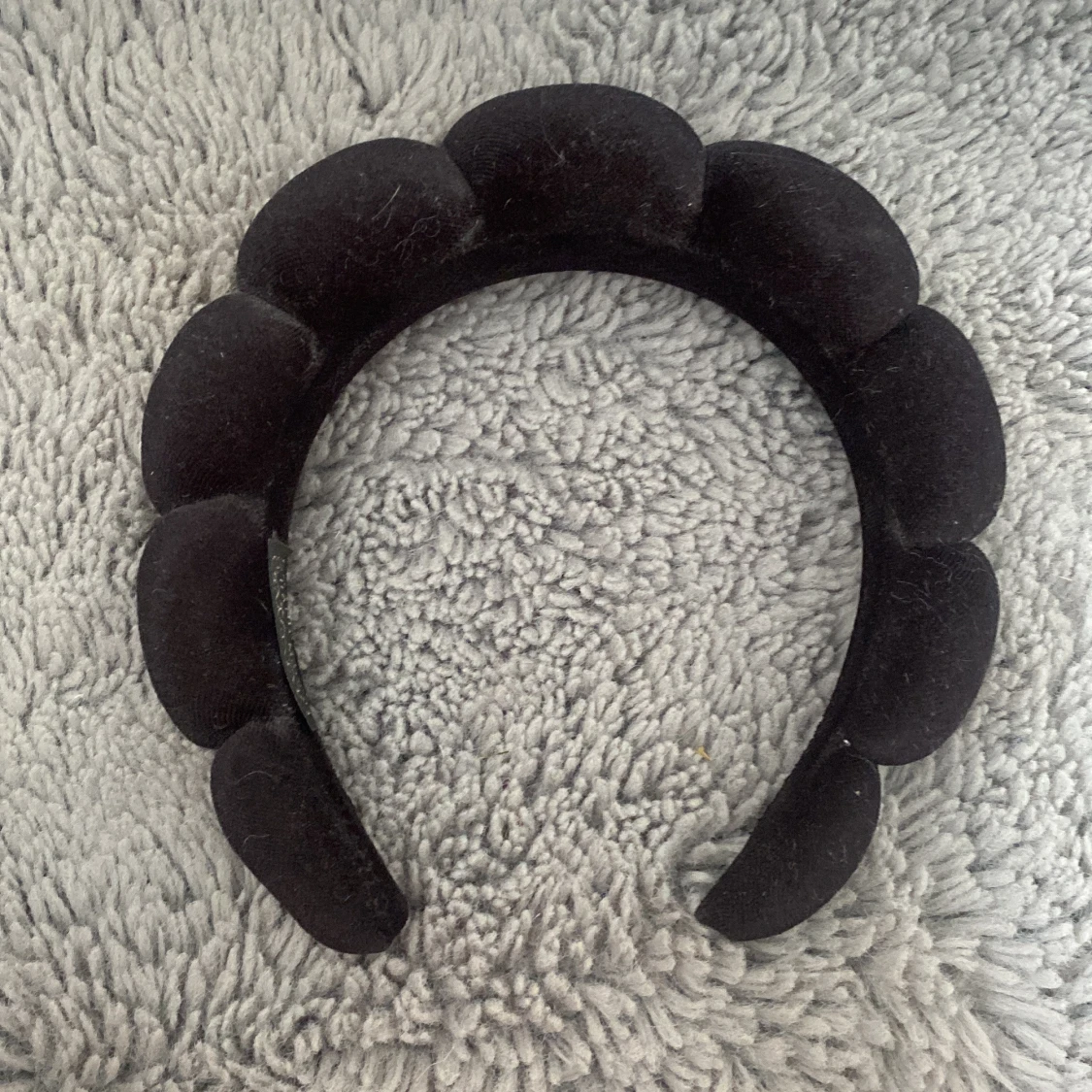 Svart vadderat diadem i sammet