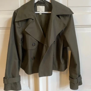 grön kort trenchcoat  - Kort grön trenchcoat 
