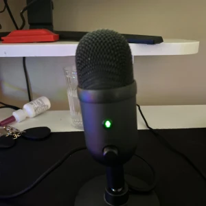 Razer Seiren Mini USB Mikrofon - Razer Seiren USB-mikrofon i svart, perfekt för streaming, poddar och spel. Kompakt design med tydlig LED-indikator och volymkontroll. Inkluderar USB-kabel. Mindre kosmetiskt slitage syns lite, men fullt fungerande och redo att användas.