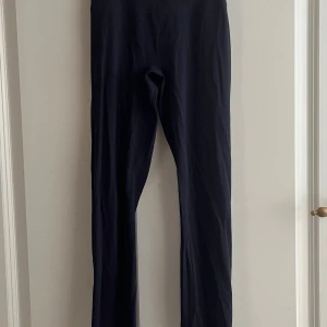 Mörkblåa leggings från Gymshark - Säljer ett par mörkblåa leggings från Gymshark med hög midja och scrunch-detalj bak. Använda fåtal ggr