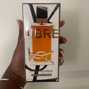 YSL Libre Eau de Parfum Intense - YSL Libre Eau de Parfum Intense, 90 ml. Ingredienser: alkohol, parfym, vatten, limonene, linalool, benzyl salicylate, hydroxycitronellal, och fler. Tillverkad i Frankrike. Snygg och modern doft för dig som vill sticka ut.