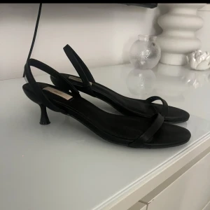 Svarta klackar - Snygga svarta klackar från nelly by nelly ❤️‍🔥 använda max 2/3 gånger så de är i väldigt fint skick