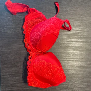 Röd spets bh - Knappt använd . 65C