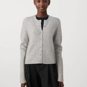 Ljusgrå kofta från Gina Tricot - Supermjuk ljusgrå kofta från Gina Tricot i supermjukt ullmix material. Superfint skick!