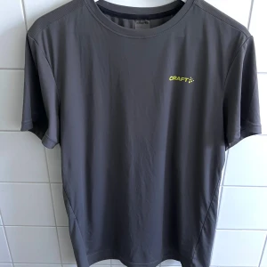 Craft - Hypervent Performance T-Shirt - Lätt och ventilerande tränings-t-shirt i grått. Perfekt för löpning och högintensiv träning. 