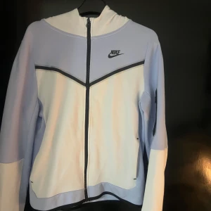 Nike Tech hoodie  - Snygg Nike Tech hoodie i väldigt fint skick