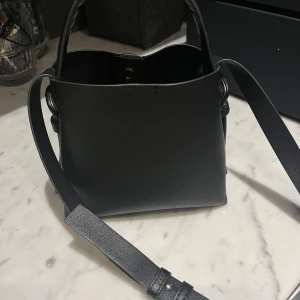 Mango väska - Så snygg och stilren väska från mango! Går att ha den både crossbody och att man håller i den! Skriv för fler bilder/information❤️pris kan diskuteras 