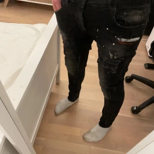 Svarta dsquared2 jeans - Säljer dessa jeans för dom är alldeles för tigth på mig. Finns en lite defektion i fickan men inte något större. Har andvänt ett fåtal gånger så skicket är fortfarande mycket bra. Pris kan självklart alltid diskuteras🙌❤️