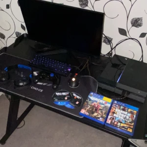 PlayStation 4 med skärm och tillbehör - Fungerar helt felfritt till nästan alla spel på marknaden just nu och aldrig haft problem med den i min ägo. Original kontroll som i princip är ny skickas med och kan även skicka med en till extra kontroll men den är ej original. Har även städat inuti konsolen så den låter väldigt tyst. Skärmen är en Samsung 21 tum, 75hz 2,5 millisekunders responstid, fina färger. Bara den kostade mig 1500kr ny och har bara använts ett halvår. Alla sladdar och spel jag haft skickas naturligtvis med!