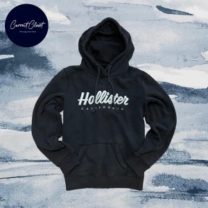 Svart hoodie från Hollister med brodyr - Svart hoodie från Hollister med broderad vit logga på bröstet | En liten defekt sista bilden, kan gå och tvätta bort | Size M | Längd:61cm Axelbredd: 40cm 