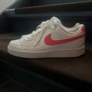 Nike sneakers - Ett par helt nya adidas sneakers, aldrig använda!