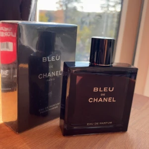 Bleu de Chanel Eau de Parfum - Stilren och ikonisk parfym från Chanel. Eau de Parfum-variant, perfekt för dig som vill sticka ut med en klassiker. Snygg flaska och originalförpackning ingår. HELT NY. Sender fra Norge 