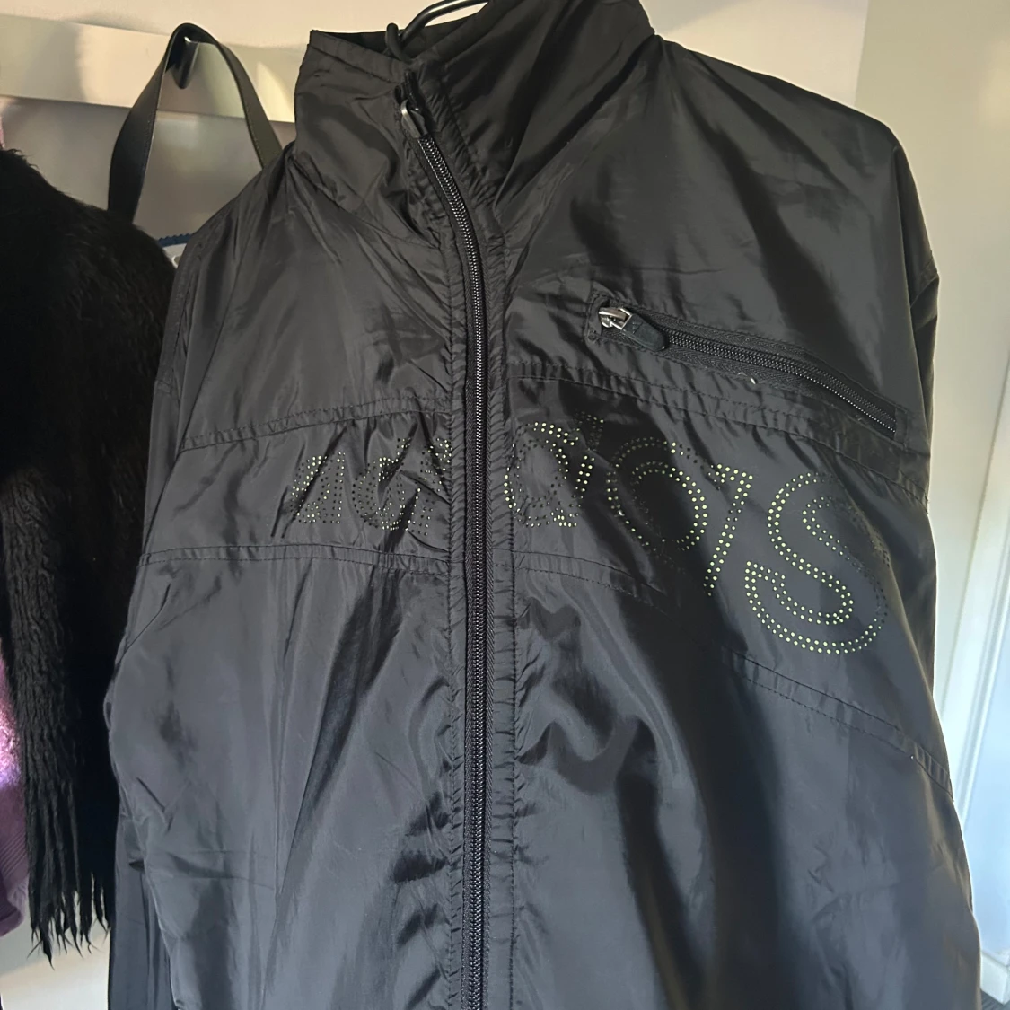 Svart zip-tröja - 2