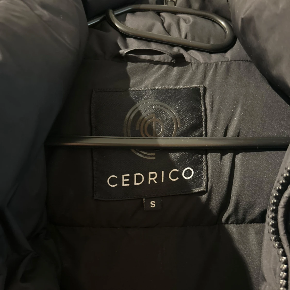 Svart pufferjacka från Cedrico med päls - 3