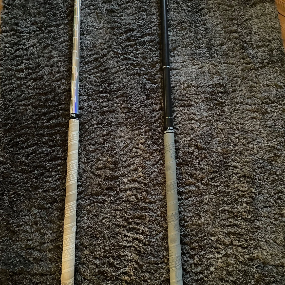 Två innebandyklubbor - 1