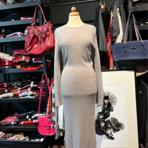 Grå ribbad långklänning  - Supersnygg grå långklänning från C'est La Vie med ribbad struktur och långärmad design. Klänningen har en figurnära passform, rund hals och slits i nederkant. Perfekt för dig som gillar stilrena och enkla looks.   🤍 Storlek: M/L 🤍 Skick: Mycket bra 🤍 Pris kan diskuteras!  Tveka inte att skriva vid frågor eller funderingar💌