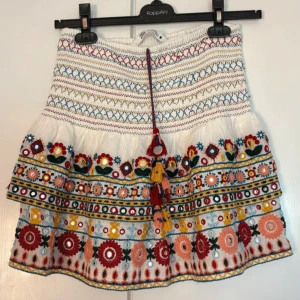 Vit rosa röd kjol minikjol coquette boho chic bohemisk somrig populär slutsåld broderad Zara blommor blommig - Slutsåld kjol från Zara! Storlek XS.
