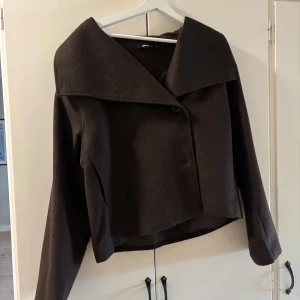 Brun höstjacka från Gina Tricot  - Brun höstjacka från Gina Tricot, köpt förra året men är endast använd 1 gång. Storlek M, 500kr eller prisförslag 