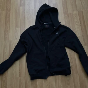 Nike Jordan hoodie M - Helt oanvänd snygg hoodie perfekt nu till de kalla vinter halvåret!