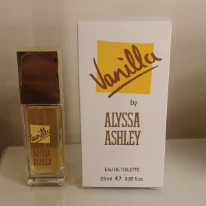 Vanilla Eau de Toilette 25ml - Eau de Toilette från Alyssa Ashley. Volym: 25 ml. Mycket kvar som man ser på bild 3. Originalförpackning kvar.