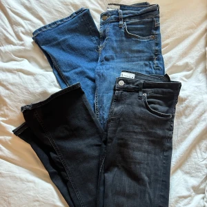 Två par Zara jeans. - Två par Zara bootcutjeans, ett i mörkblå denim och ett i svart. Perfekta för en avslappnad och stilren look. Passar till det mesta och är ett måste i garderoben.❤️😍De svarta har gått sönder lite längst ner vid byxan men inget som syns för den har vikt över sig själv❤️💞