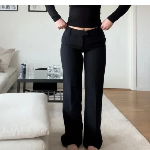 Svarta kostymbyxor  - Snygga svarta kostymbyxor med vida ben. 