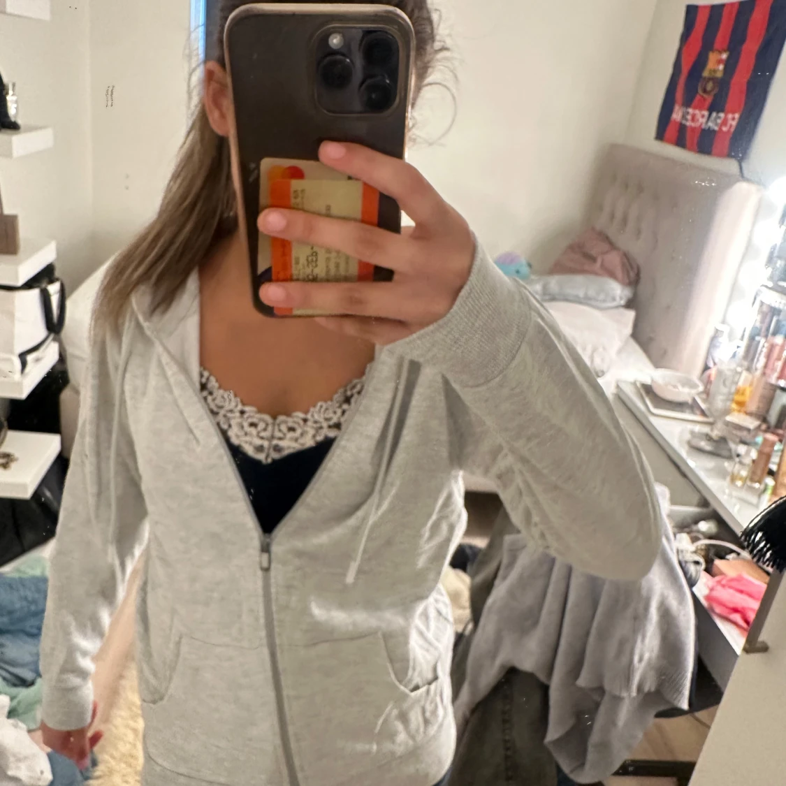 Ljusgrå hoodie med dragkedja