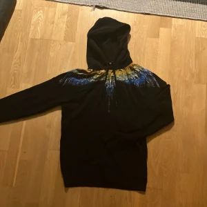 Marcelo Burlon Hoodie - Storlek Xs men passar S modellen är 180cm och 65kg. Retail-4085kr.