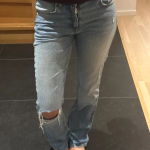 Ljusblå bootcut jeans med hål - Säljer ett par ljusblå bootcut jeans. Köptes på Vinted men kommer från Gina. Mideast skulle jag säga. Skitsnygga!!!! men tyvärr för små för mig 
