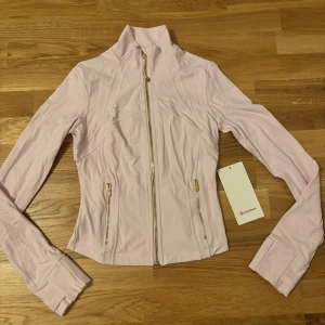 Ljusrosa zipjacka från Lululemon - Snygg ljusrosa define jacket från Lululemon. Ny med prislapp!