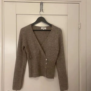 Beige kofta från Gina Tricot  - HELT NY kofta ifrån Gina, ALDIG använd endast provad! Skriva för fler frågor 