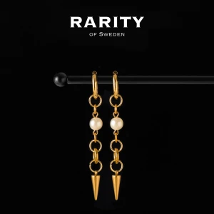 Luna Earring - Gold: Guldörhängen med pärlor och nitar - Otroligt snygga örhängen med nitar och pärlor i rostfritt stål!! Örhängena är i fin guldig färg och passar så bra för att piffa upp en outfit och lägga till en extra detalj🪽Likt alla andra våra smycken tål dessa örhängen vatten och håller sitt glans länge!! Vid frågor eller funderingar - välkommen att skriva till oss🪽