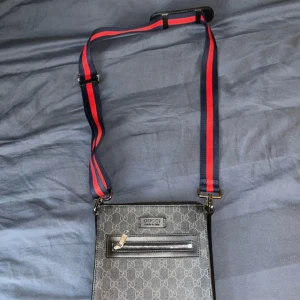 GG axelväska - En snygg axelväska, använd en gång. Inget fel på den, ser ut som ny.