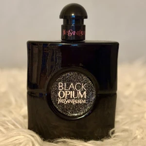 YSL Black Opium Le Parfum 90 ml - Black Opium Le Parfum från Yves Saint Laurent. Flaskan rymmer 90 ml. Den är enbart testsprayad. Givetvis förvarad mörkt och svalt. 