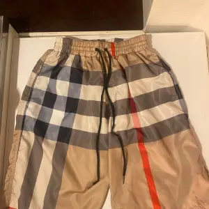 Säljer ett par snygga shorts, den är i toppskick och är knappt använd kom gärna fram med bud och jag frakter snabbt!