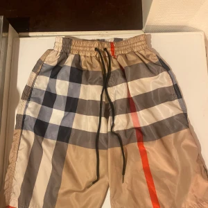 Burberry Shorts  - Säljer ett par snygga shorts, den är i toppskick och är knappt använd kom gärna fram med bud och jag frakter snabbt!