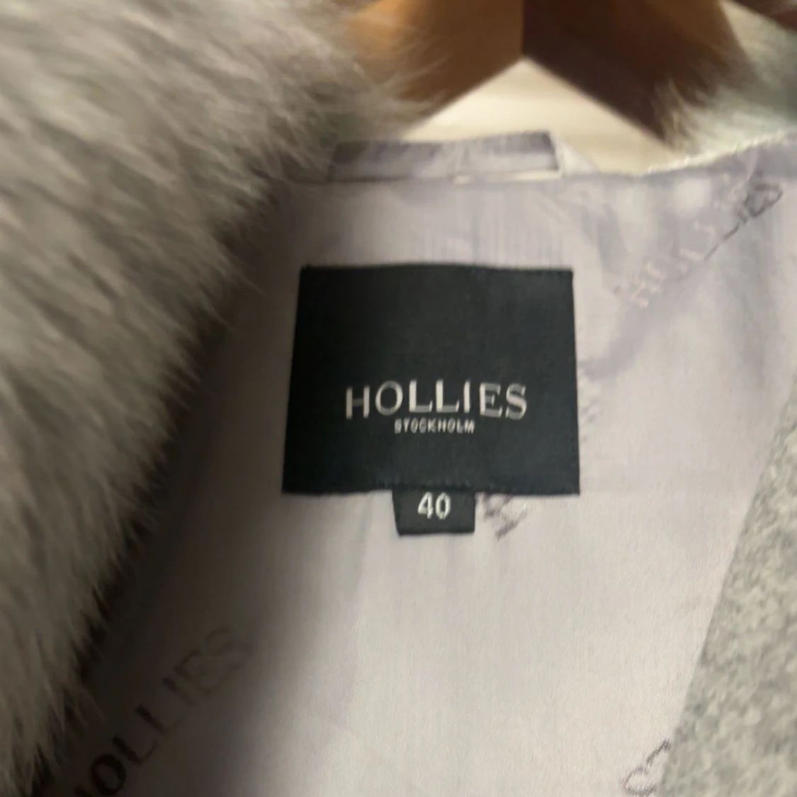 Grå kappa med päls från Hollies - 2