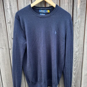 Mörkblå merinoullströja  Polo Ralph Lauren - Mörkblå merinoull tröja från Polo Ralph Lauren i slim fit | Storlek S | Grymt skick förutom ett lagat hål | Öppen för prisförslag 