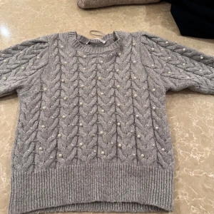 Stickad tröjor med pärlor - Säljer två stycken snygga tröjor från Zara. Säljer för 180 kr styck och använt ca 4 gånger. Har ingen användning för dem längre. 