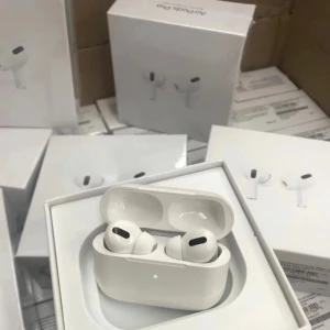 AirPods Pro (MagSafe Charging Case) - Apple AirPods Pro med MagSafe-laddningsetui, helt nya i oöppnad originalförpackning. Aktiv brusreducering, transparensläge och trådlös laddning. Perfekt skick, levereras med kvitto och garanti. Passar utmärkt för både iPhone och andra Apple-enheter.