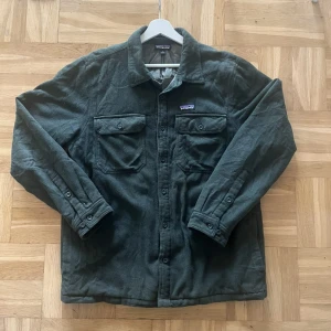 Patagonia jacka - Snygg patagonia skjortjacka I mörkgrönt. Den är I mycket bra skick och är I storlek L. Perfekt inför hösten, hör av dig vid funderingar!