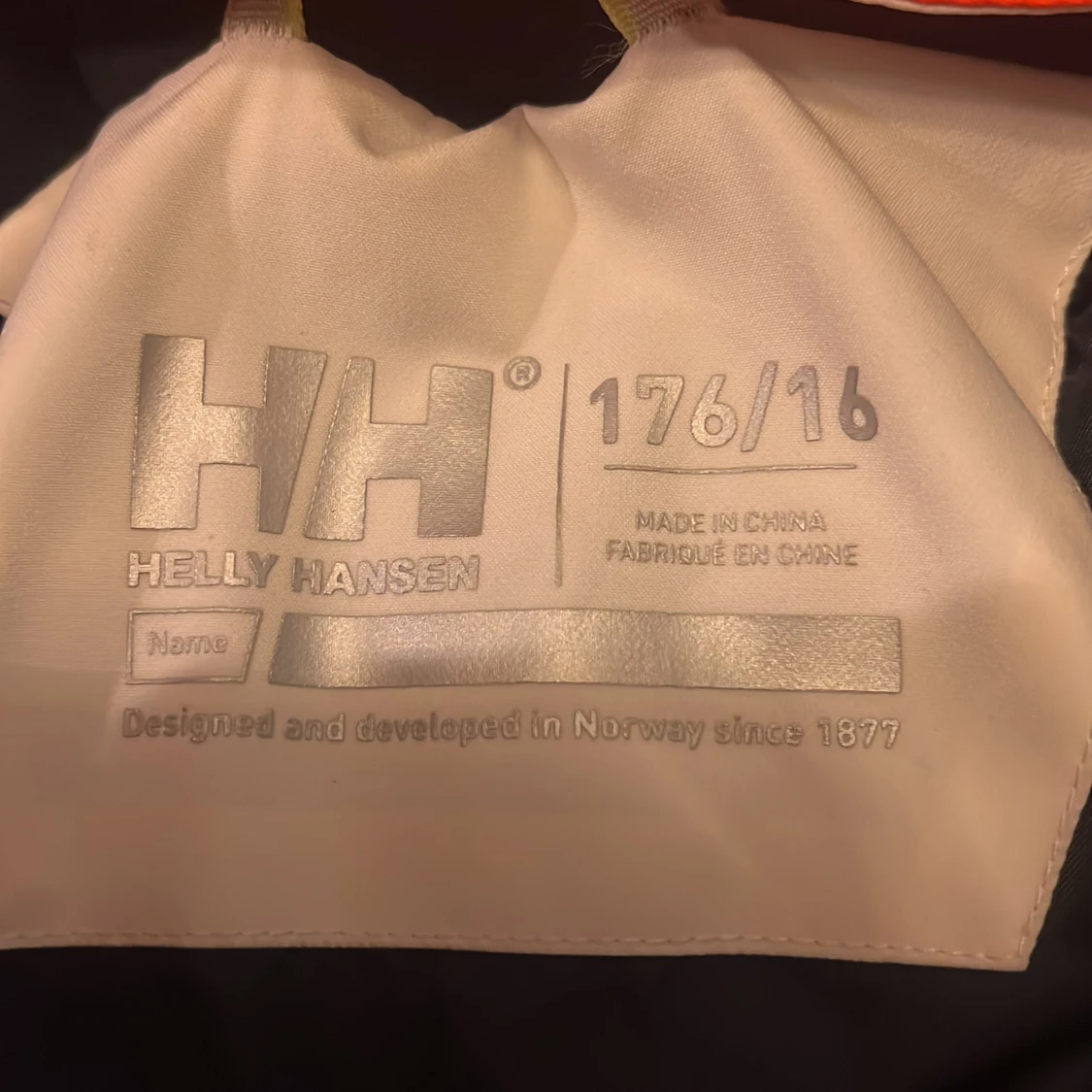 Vit och röd pufferjacka Helly Hansen - 2