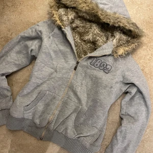 Abercrombie & fitch  Y2K Zip up  hoodie med päls  ||Women-Small - - Säljer denna fina gråa Abercrombie zip up med päls i storlek S  - väldigt bra skick  - Väldigt tjock vilket gör den perfekt inför hösten! 🍂  -Köptes ett tag sedan innan de slutade sälja denna modell!   Vid fler frågor är det bara att höra av sig  🤗 #