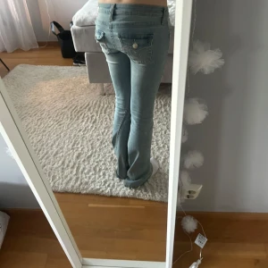 Ljusblå bootcut jeans  - Snygga ljusblå jeans med bootcut och lågmidjade från True Religon. Jeansen är i fint skick, jag är 172 och de passar bra i längden. Storlek 25, pris går att diskutera. 