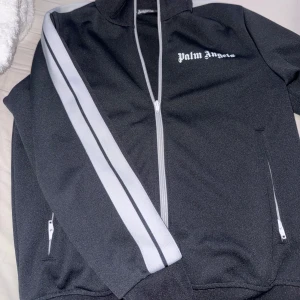 Svart track jacket från Palm Angels - Svart Palm Angels kofta i storlek S för killar. Köpt på Farfetch. Funkar för tjejer också. 