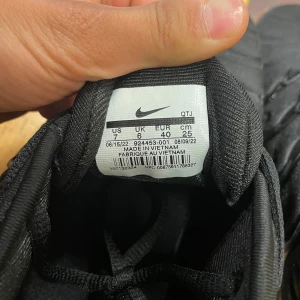 Nike Air Vapormax Plus svarta sneakers - Svarta Nike Air Vapormax Plus sneakers med futuristisk design och synlig bubbelsula. Ovandel i syntet och textil med coola vågformade detaljer och snörning. Perfekta för dig som vill sticka ut med en modern och sportig look.