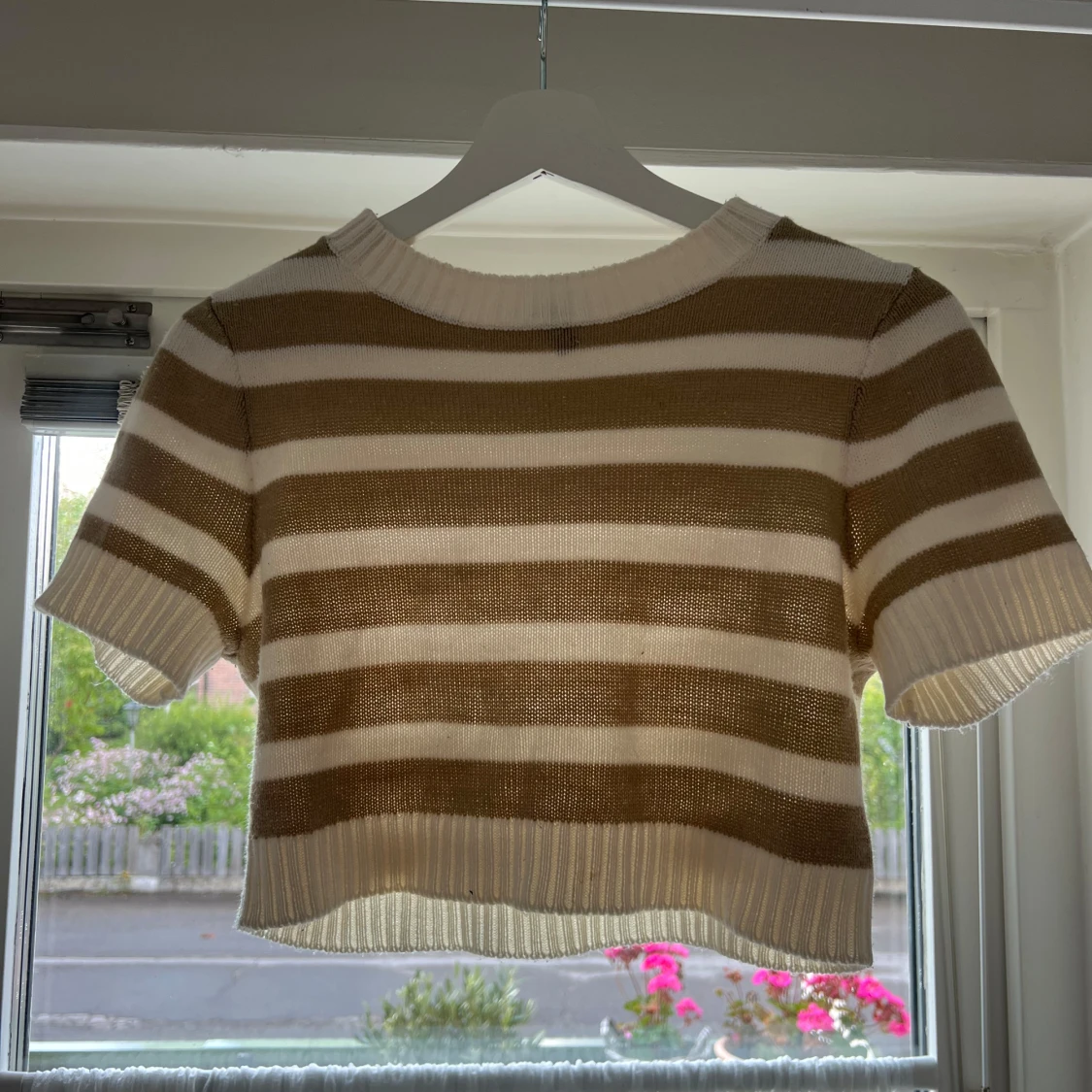 Beige och vit randig croppad stickad topp - 2