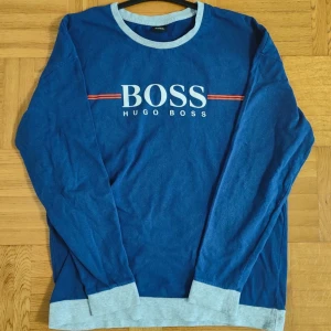 Hugo Boss Tröja - Hugo Boss långärmad för män till salu. Tröjan är i bra skicka utan några skador/slitningar, Storlek L. Väldigt bekväm och skönt material. PRIS KAN DISKUTERAS!