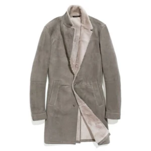 Loro piana rock - Snygg lång grå mocka pälsjacka från Loro piana med mjukt ljust foder i pälsimitation. Jackan har klassisk rak passform, ståkrage, knäppning framtill och två stora fickor. Perfekt för kalla dagar när du vill vara både varm och stilren.