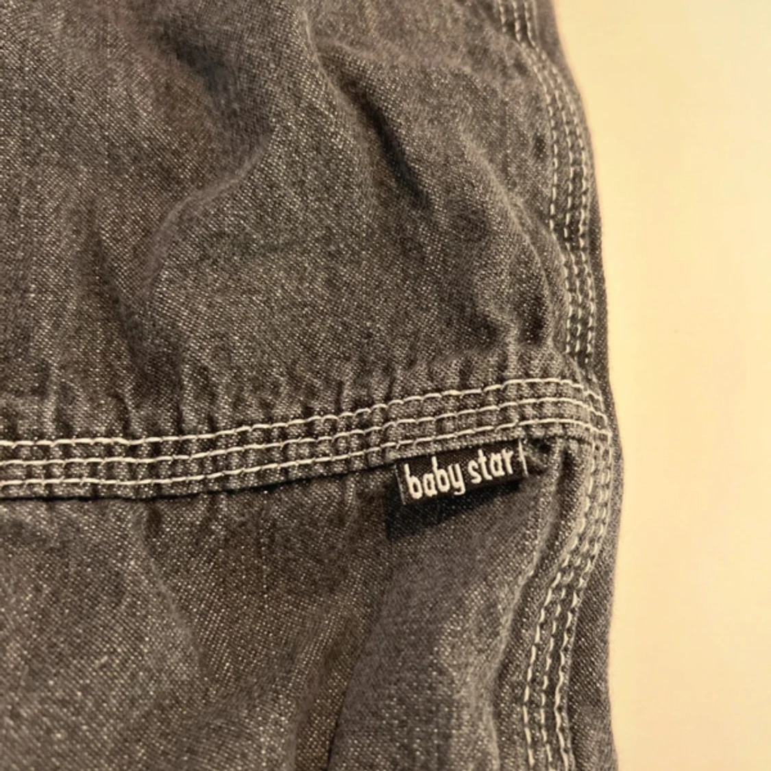 Grå jeansbyxor med svarta muddar Baby Star - 4